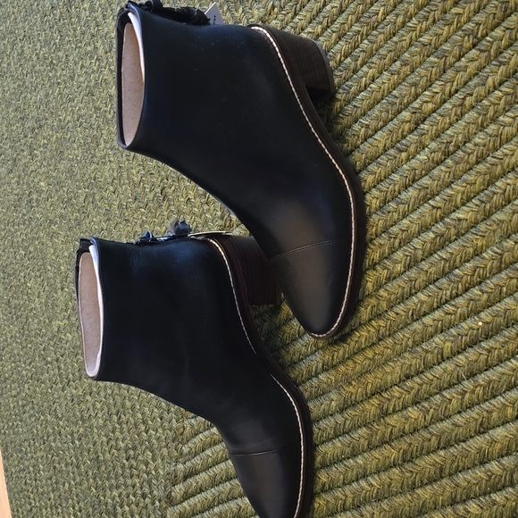 Cole Haan Black Leather Ankle Booties Waterproof - Picture 4 of 8